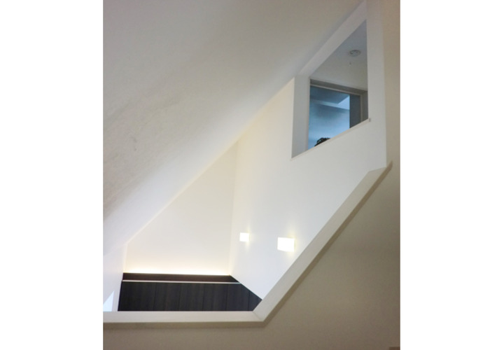 間接照明が美しい、リビングを見下ろす吹抜小窓