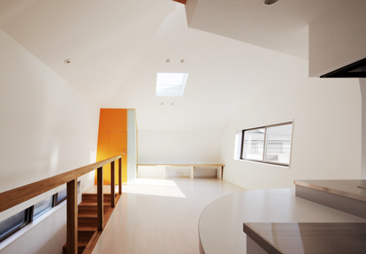 キッチン奥からリビングとトイレの扉をみる