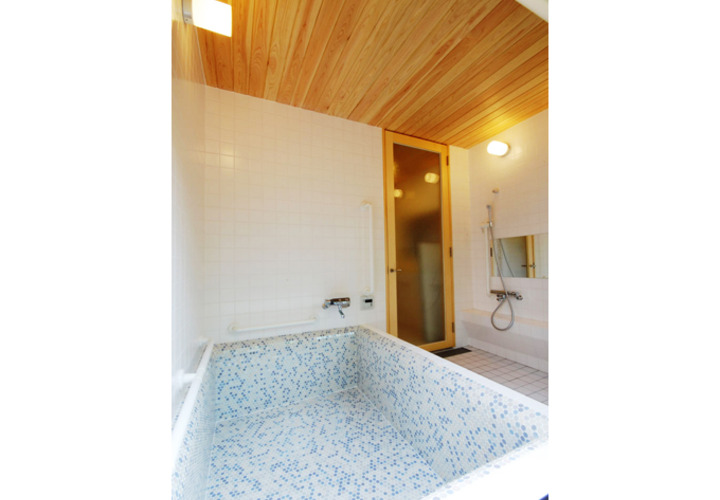 きらきら揺らめくお風呂と木の香り