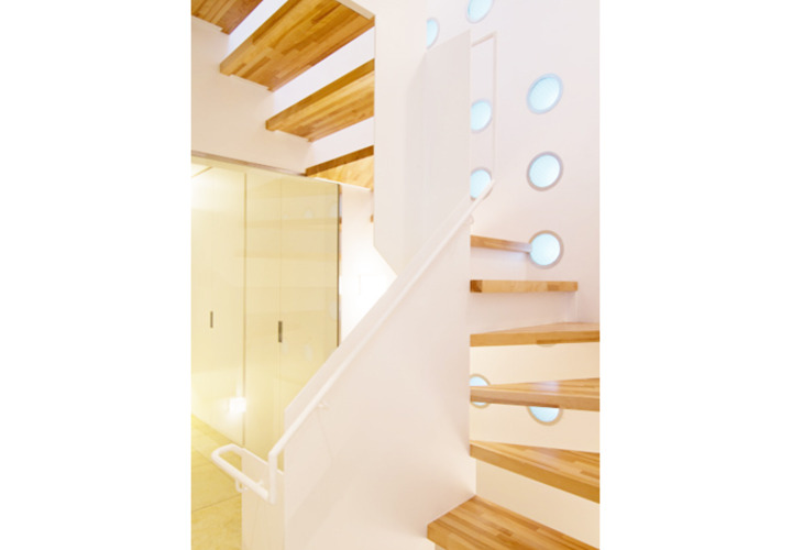 木とスチールの軽快な階段