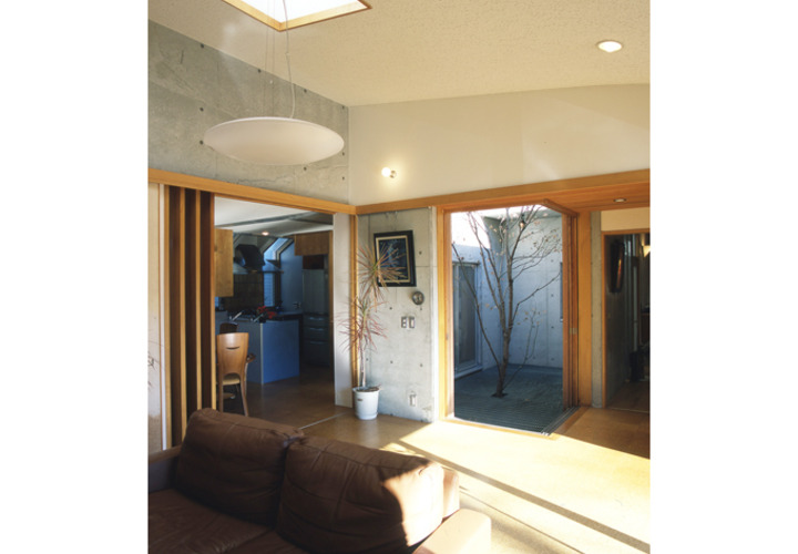 床下から風が吹き込むパティオ