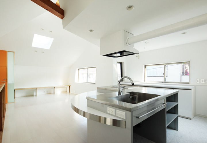 西側キッチン奥からリビングとキッチンをみる