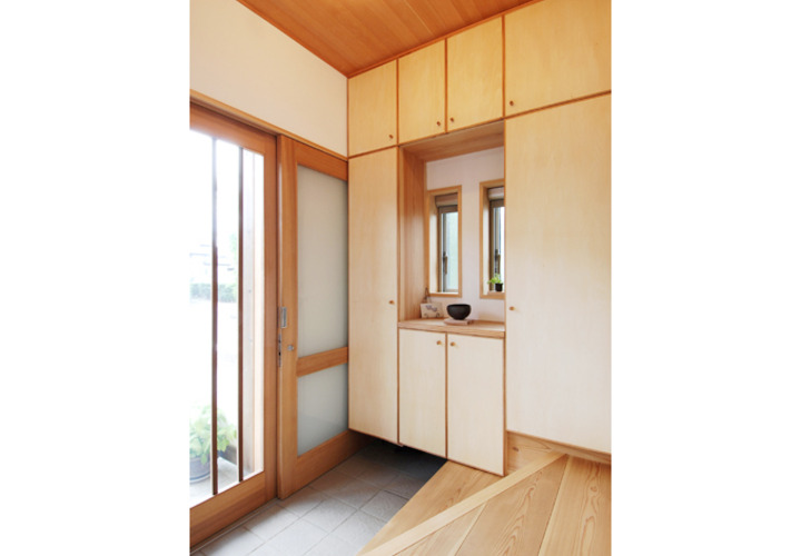 引戸の出入口にはガラス戸と網戸、西側の壁面のサッシは遮熱ガラス