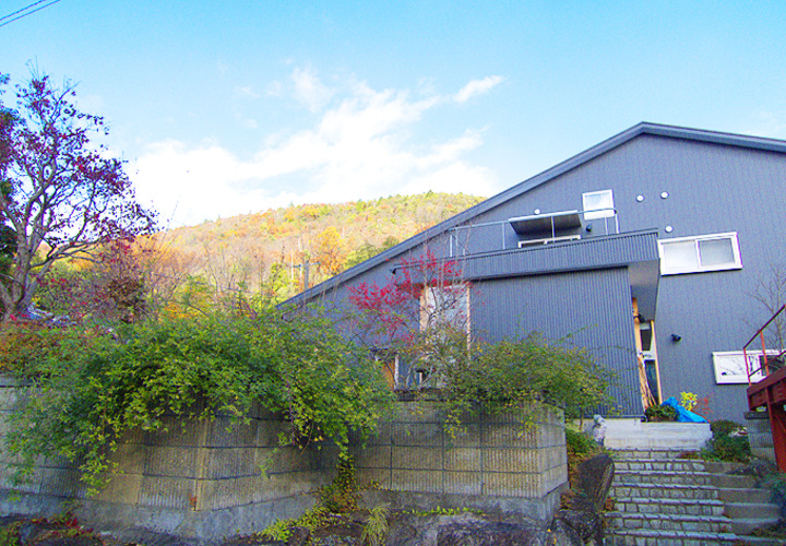 前面道路からのメインアプローチ