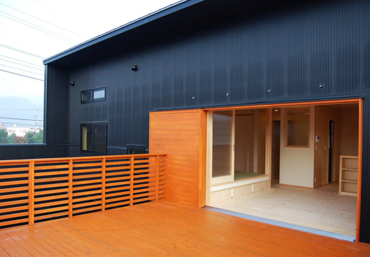 リビング〜外部デッキの全開放木製引戸