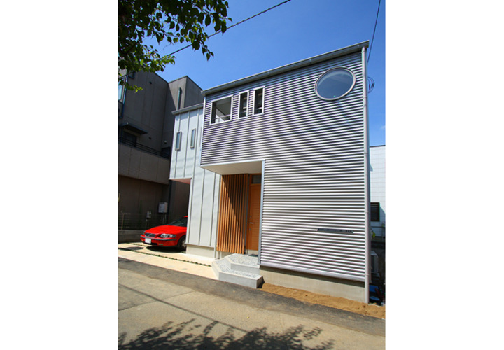 シンプルでエッジの効いた外観