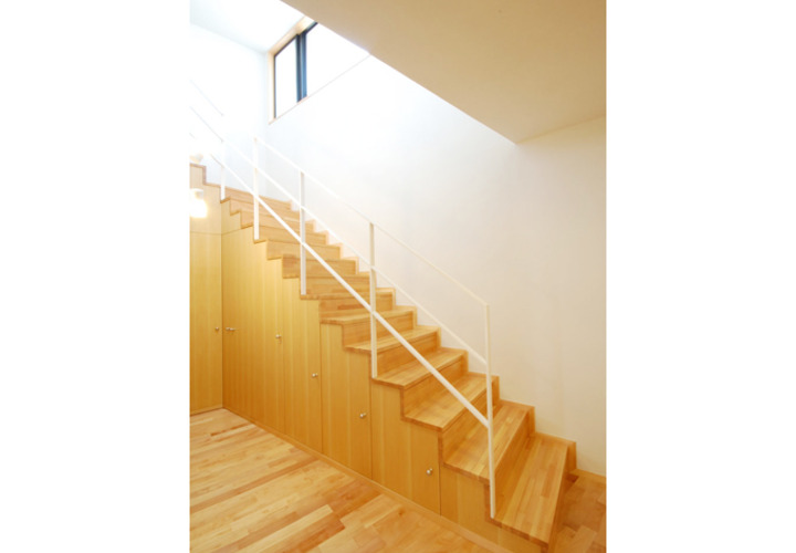 収納をデザインした階段