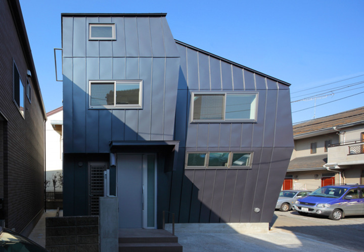 斜めの壁を包む、ガルバリウム鋼板立ハゼ葺