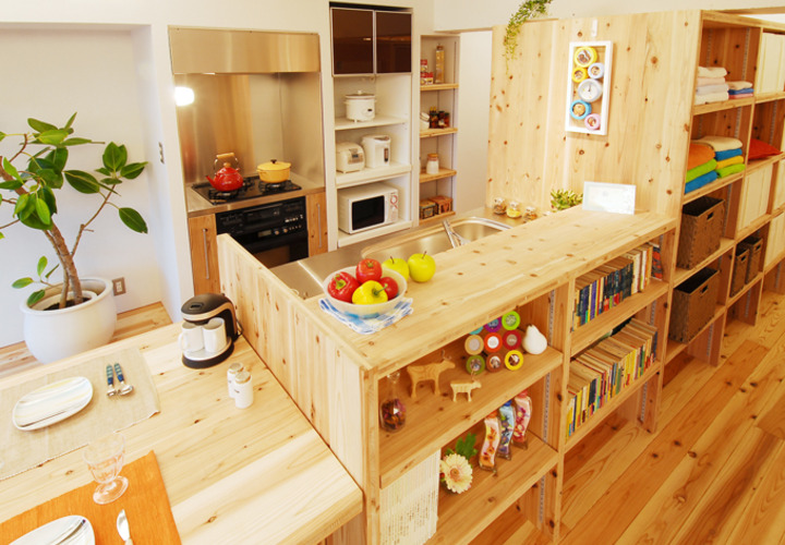 杉材とステンレスのキッチン