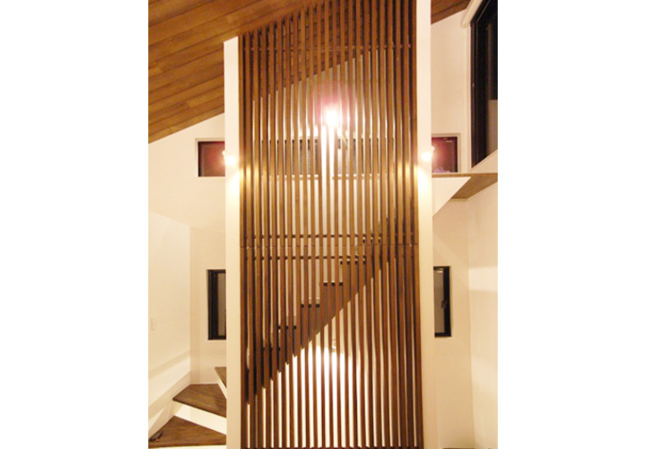 手摺を兼ねた木製ルーバー