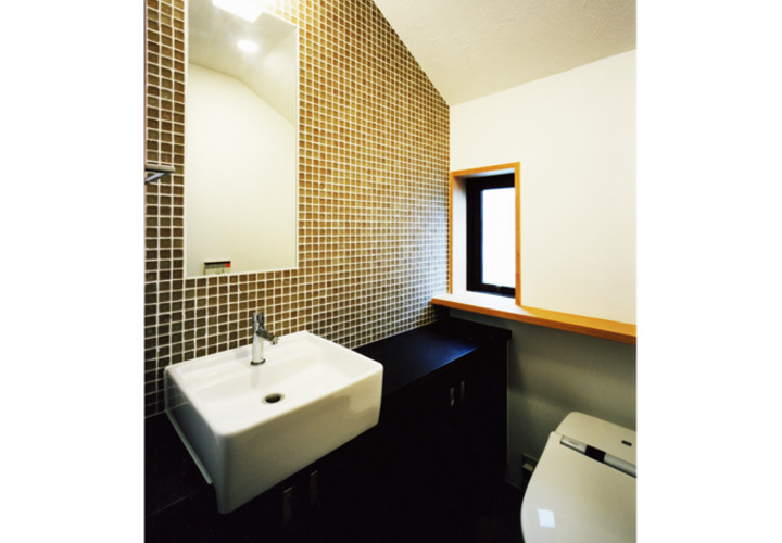 モザイクガラスで表情をつけたトイレ