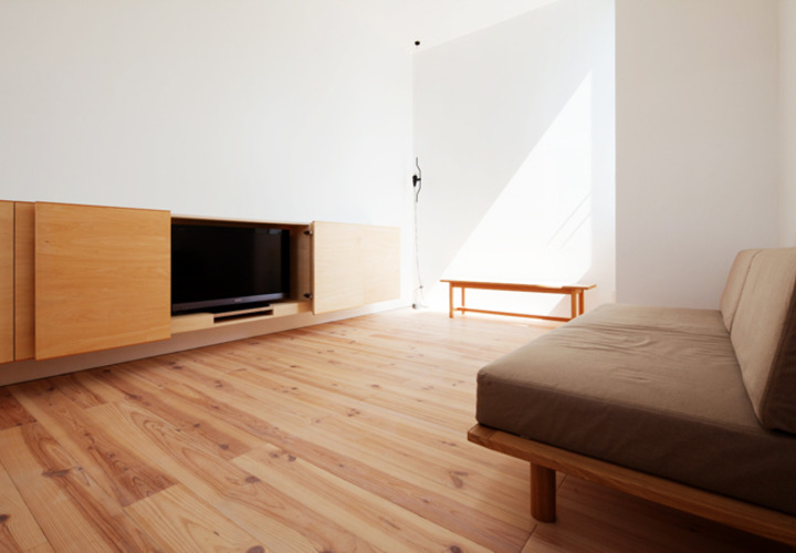 家具は床から浮かせると広くなる