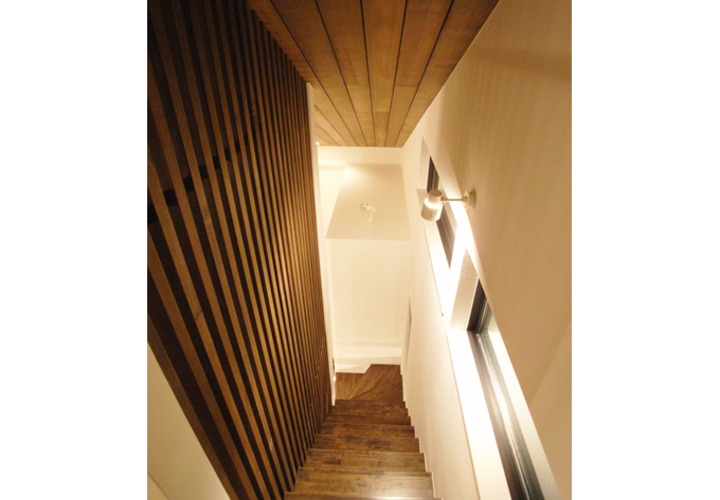 タテヨコのラインを強調した階段構成