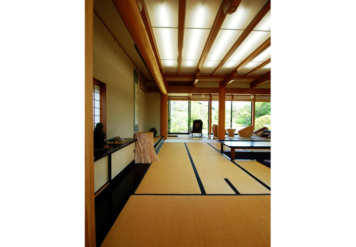 天井中央２間梁の間はヒカリ天井