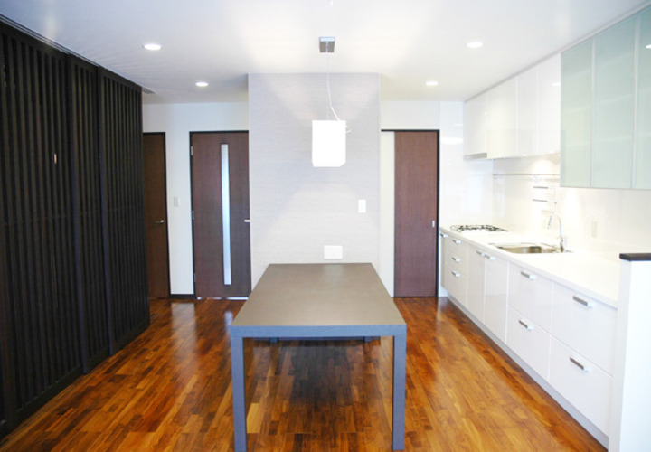 家のまん中に位置するシンプルモダンなLDK