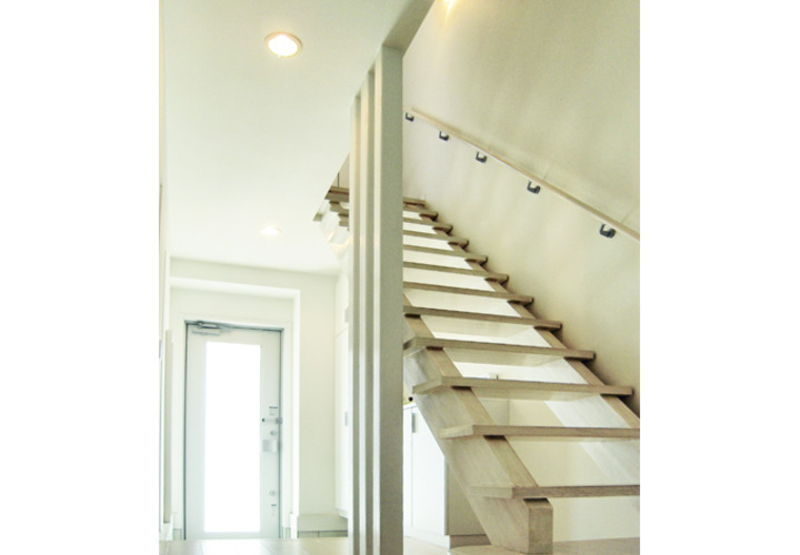 明るい玄関を構成する階段