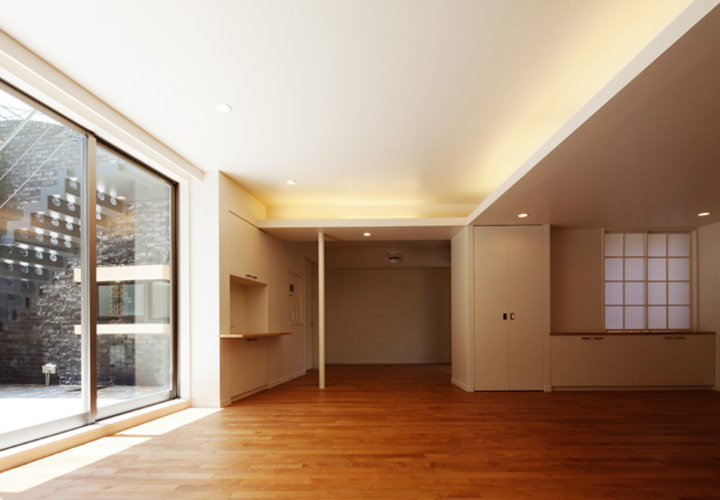 中庭に面する大型のサッシ