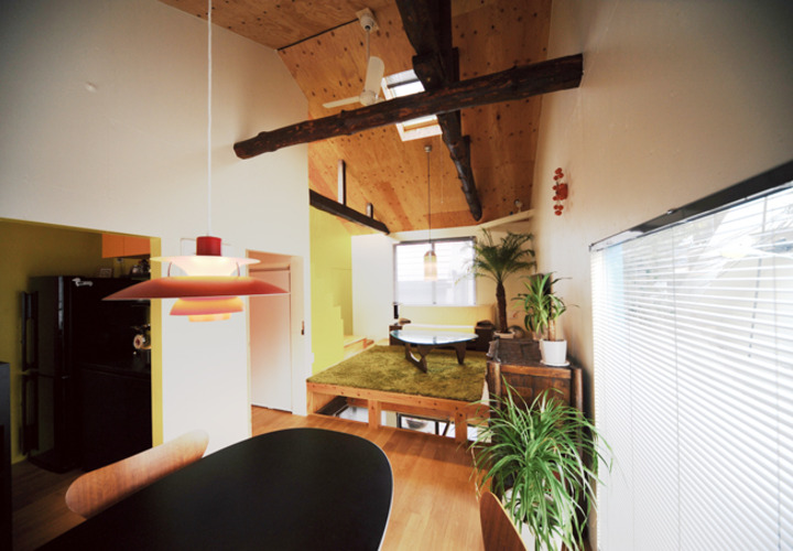 スキップフロアと吹抜で豊かさのあるLDK