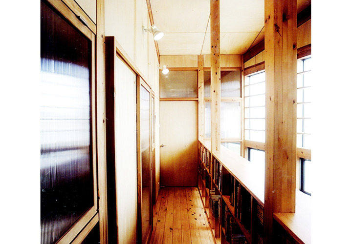 本棚のある２階廊下の写真