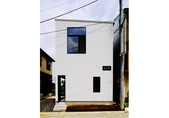 汚れがほとんど付かない白いリブの外壁