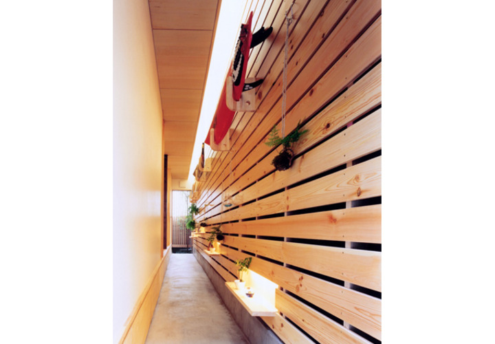 玄関から裏庭まで続く通り土間