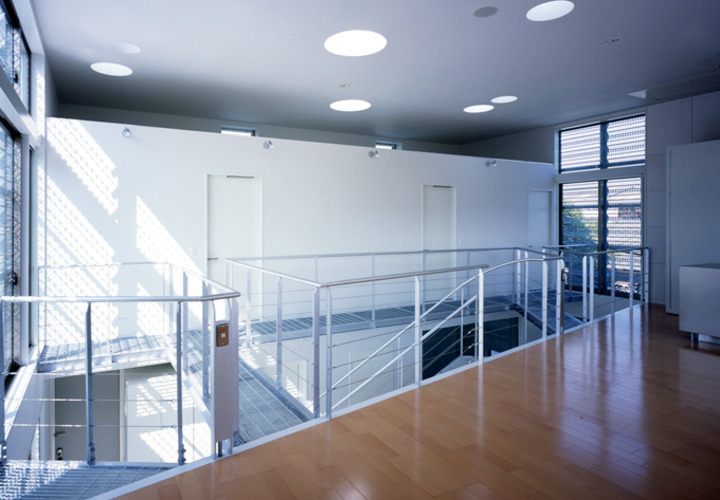 吹き抜け越しに個室を見る