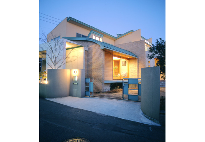 打ち放しとタイルと塗壁の競演