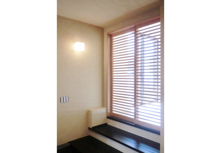 玄関土間から続く、小さな和室