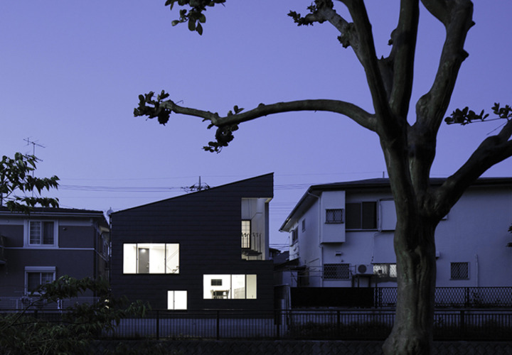 川の向かい側から見る外観（夜景）