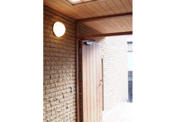 内外部をあいまいにした玄関