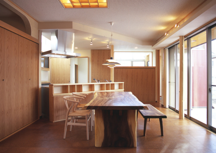 無垢板テーブルが似合う家