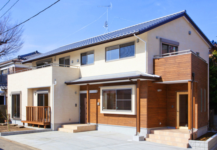 左官塗り壁とヒノキ板による外壁の外観