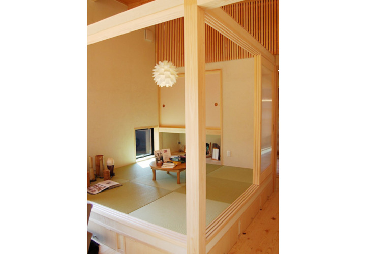リビング脇の4.5畳の小上がりの和室の茶の間