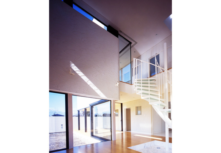 縁側のような吹き抜け家族スペース