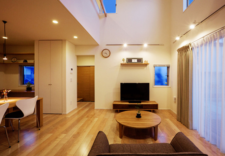 夕方の窓の外の色が青くてきれいなリビング