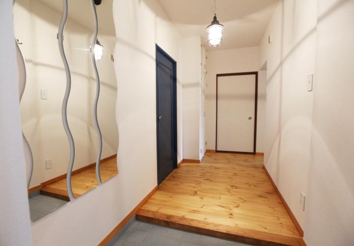 建具塗装とマリンライトの映える玄関