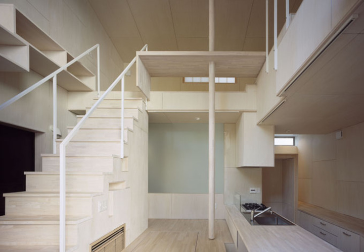 吹抜けのある木の空間