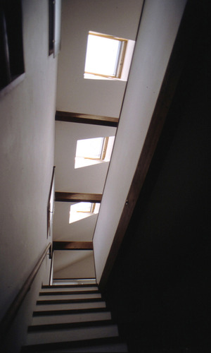 1階から2階への階段室の上のトップライト