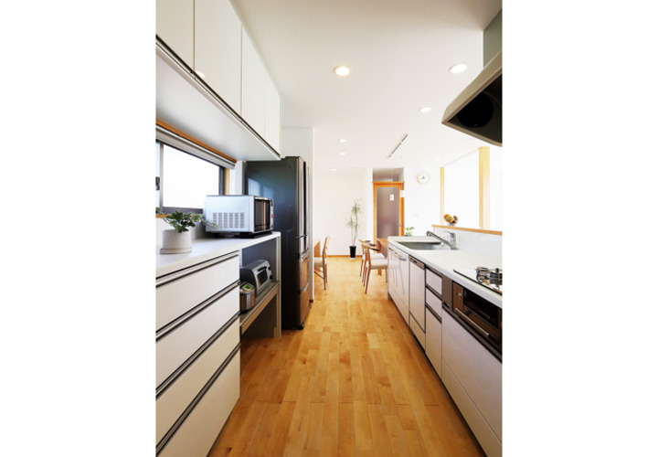 白ですっきりまとめたキッチン