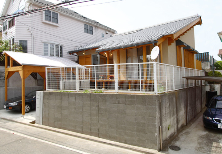 瓦を葺いた和の外観