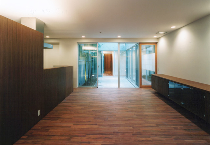 親世帯のLDKから中庭を通して玄関を見る