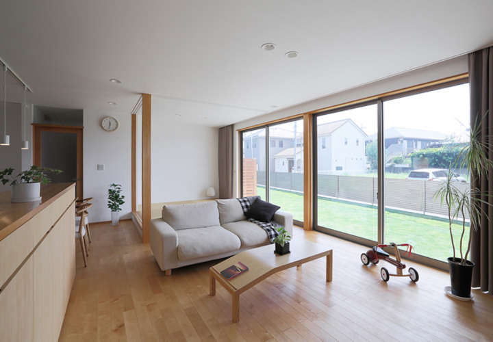 庭ともつながるLDKとタタミコーナー