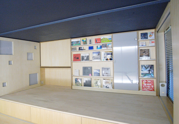 リビングから眺める可動本棚と小上がり