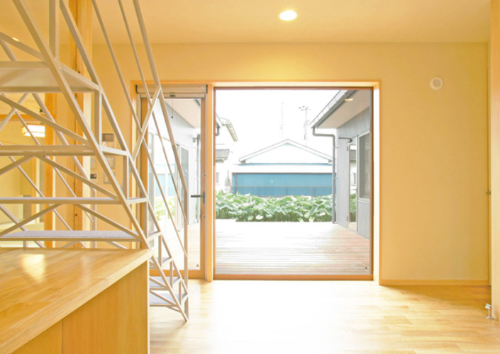 中庭の光が繋ぐ家事機能充実の家