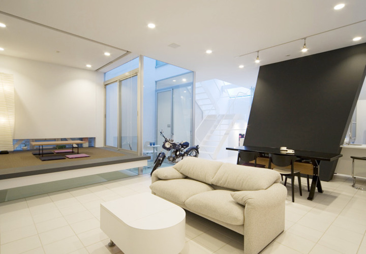 広々としたリビングと段差のある和室