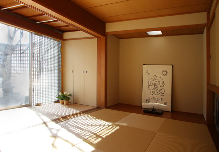 中庭のおかげで陽差しが長く入り込む和室