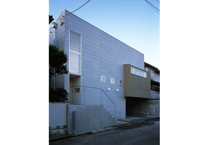 道路側からの外観はプライバシー重視