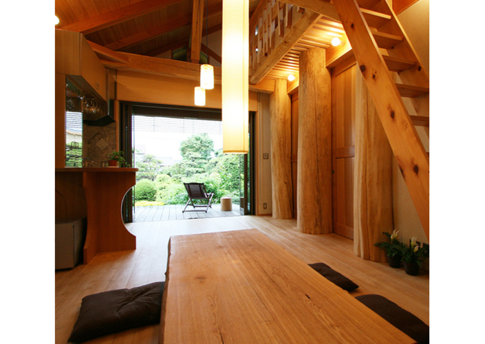 大木を柱に３本使った家