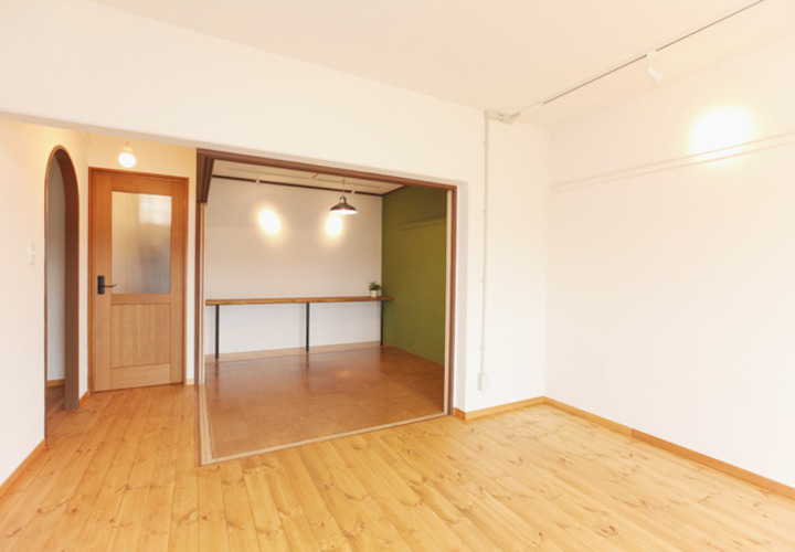 シンプルにアクセントを付けたリビング