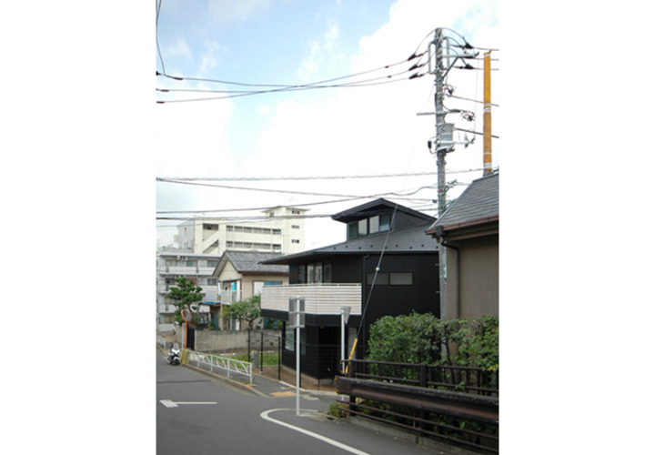 黒いガルバリウム鋼板の外観